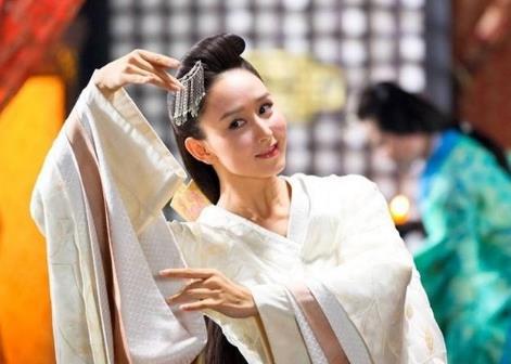 胡静买名表送婆婆：婆媳相处关系好,胡静古装照气质优雅