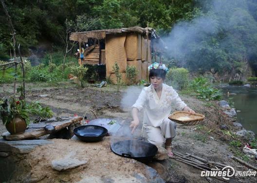 密林小溪旁90后女孩月入两万:古装直播做美食(图) 密林小溪旁90后女孩月入两万:古装直播做美食(图)