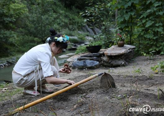 密林小溪旁90后女孩月入两万:古装直播做美食(图) 密林小溪旁90后女孩月入两万:古装直播做美食(图)