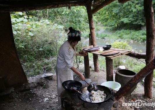 密林小溪旁90后女孩月入两万:古装直播做美食(图) 密林小溪旁90后女孩月入两万:古装直播做美食(图)