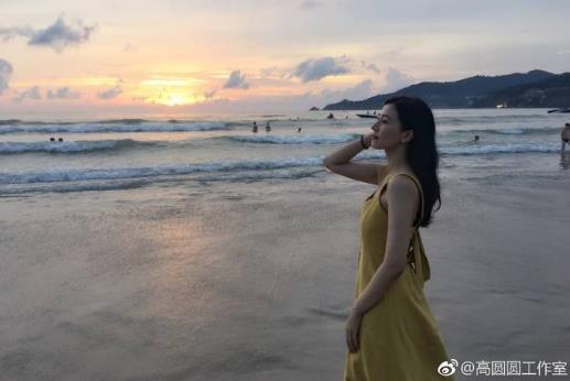 高圆圆与员工海边游玩晒照 夕阳下佳人徜徉美不胜收