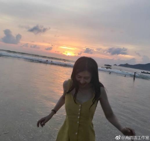 高圆圆与员工海边游玩晒照 夕阳下佳人徜徉美不胜收