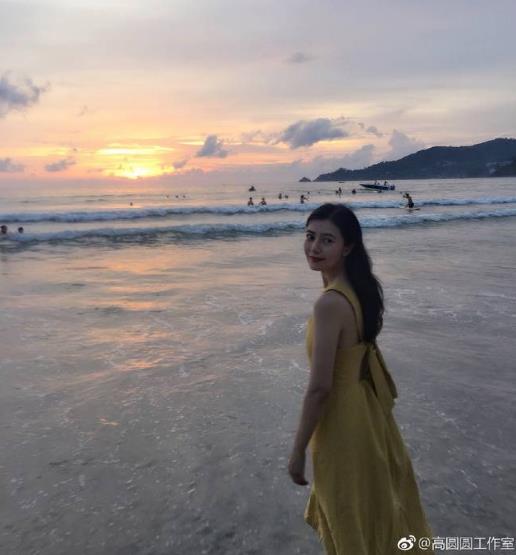高圆圆与员工海边游玩晒照 夕阳下佳人徜徉美不胜收