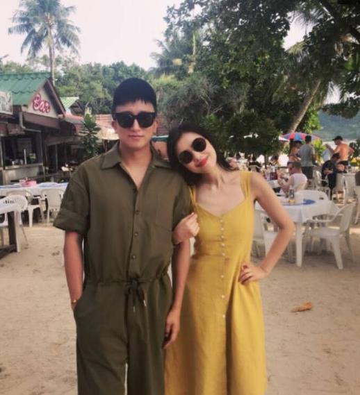 高圆圆与员工海边游玩晒照 夕阳下佳人徜徉美不胜收