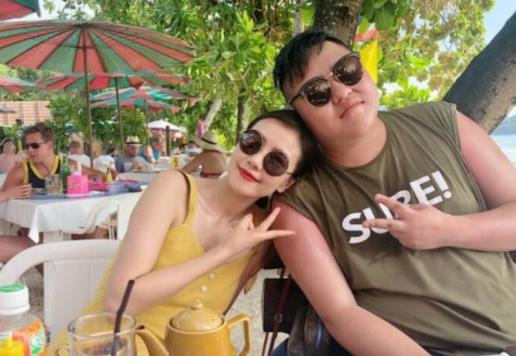 高圆圆与员工海边游玩晒照 夕阳下佳人徜徉美不胜收