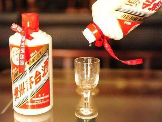 贵州茅台创历史新高：贵州茅台持续走强,市值逾万亿