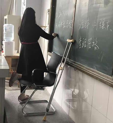 高三女教师拄拐上课：坚持拼搏的精神,高考前的陪伴