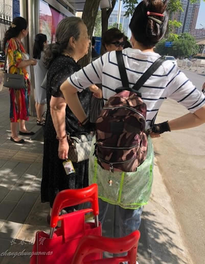 82岁容嬷嬷近照曝光：风采依旧被赞人很好,容嬷嬷剧照回顾