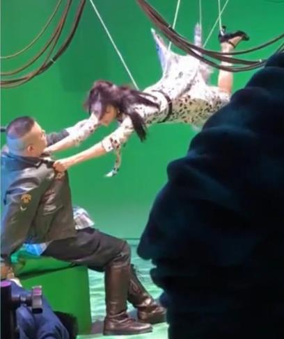 佟丽娅岳云鹏拍吻戏：《鼠胆英雄》吻戏,网友不忍直视