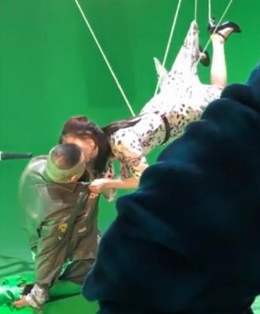 佟丽娅岳云鹏拍吻戏：《鼠胆英雄》吻戏,网友不忍直视