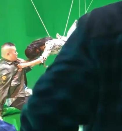 佟丽娅岳云鹏拍吻戏：《鼠胆英雄》吻戏,网友不忍直视