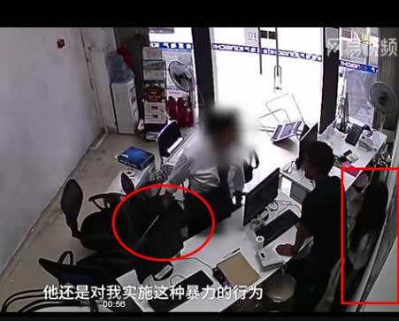 男子追求女孩遭拒后殴打:没我得不到的(视频画面) 男子追求女孩遭拒后殴打:没我得不到的(视频画面)