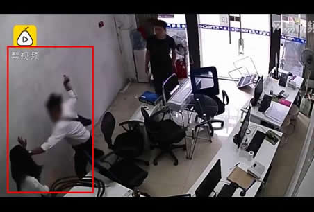 男子追求女孩遭拒后殴打:没我得不到的(视频画面) 男子追求女孩遭拒后殴打:没我得不到的(视频画面)