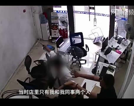 男子追求女孩遭拒后殴打:没我得不到的(视频画面) 男子追求女孩遭拒后殴打:没我得不到的(视频画面)