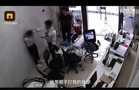 男子追求女孩遭拒后殴打:没我得不到的（视频画面）