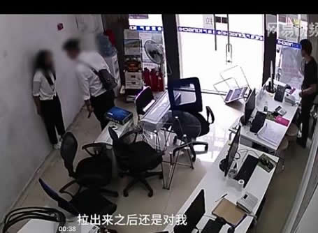 男子追求女孩遭拒后殴打:没我得不到的（视频画面）