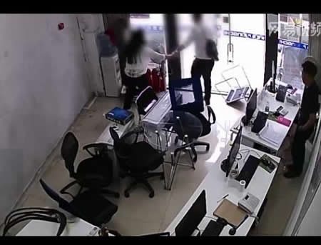 男子追求女孩遭拒后殴打:没我得不到的（视频画面）