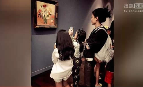 王菲近照曝光 天后项链竟是女儿李嫣设计的（图）