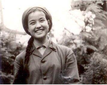 刘晓庆帅气干练：上围丰满身姿挺拔,刘晓庆年轻时的照片