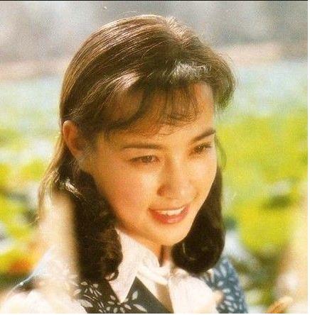 刘晓庆帅气干练：上围丰满身姿挺拔,刘晓庆年轻时的照片