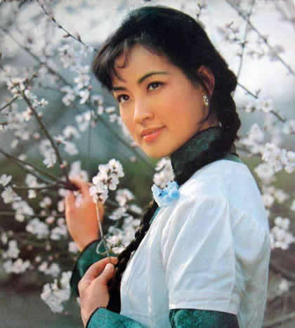 刘晓庆帅气干练：上围丰满身姿挺拔,刘晓庆年轻时的照片