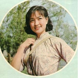 刘晓庆帅气干练：上围丰满身姿挺拔,刘晓庆年轻时的照片