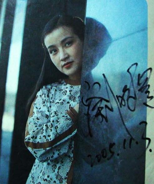 刘晓庆帅气干练：上围丰满身姿挺拔,刘晓庆年轻时的照片