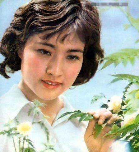 刘晓庆帅气干练：上围丰满身姿挺拔,刘晓庆年轻时的照片