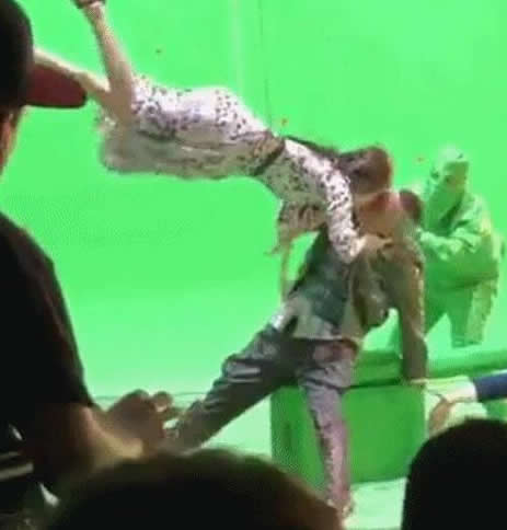 佟丽娅 岳云鹏热吻:被岳云鹏吻过的还有她们(图) 佟丽娅 岳云鹏热吻:被岳云鹏吻过的还有她们(图)