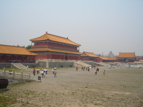 北京故宫的房间据说是9999间半,那半间是怎么来的?