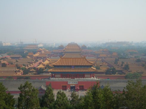 北京故宫的房间据说是9999间半,那半间是怎么来的?