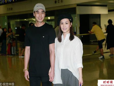 阿娇婚后返港戴巨型鸽子蛋 挽手老公甜蜜对视（图）