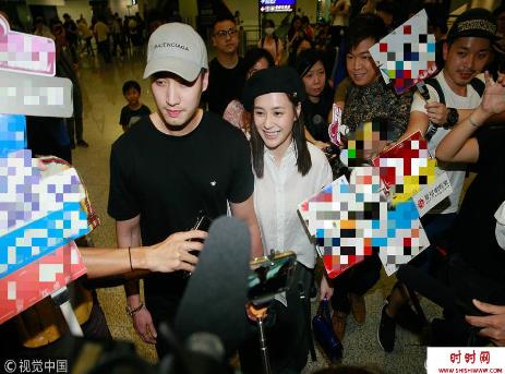 阿娇婚后返港戴巨型鸽子蛋 挽手老公甜蜜对视（图）