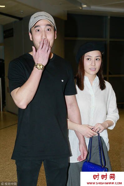 阿娇婚后返港戴巨型鸽子蛋 挽手老公甜蜜对视（图）