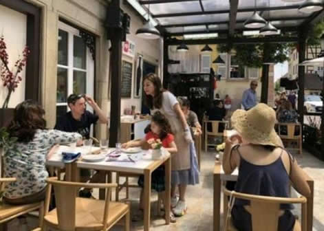 赵薇法国录节目无修图曝光 与舒淇为客人点餐忙不停（组图）