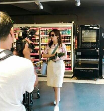 赵薇法国录节目无修图曝光 与舒淇为客人点餐忙不停（组图）