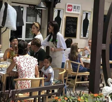 赵薇法国录节目无修图曝光 与舒淇为客人点餐忙不停（组图）