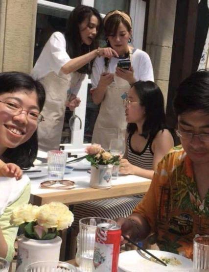 赵薇法国录节目无修图曝光 与舒淇为客人点餐忙不停（组图）