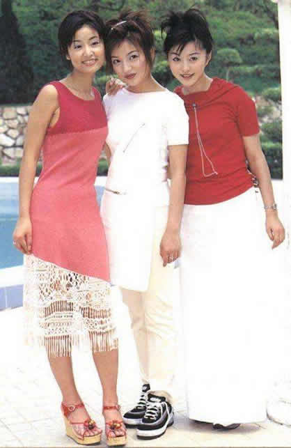 赵薇法国录节目无修图曝光 与舒淇为客人点餐忙不停（组图）