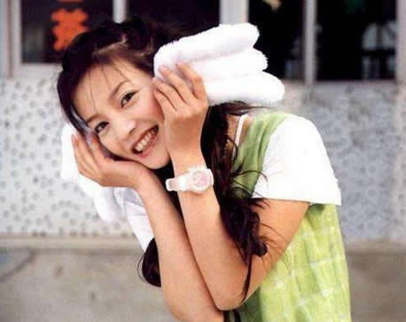 赵薇法国录节目无修图曝光 与舒淇为客人点餐忙不停（组图）