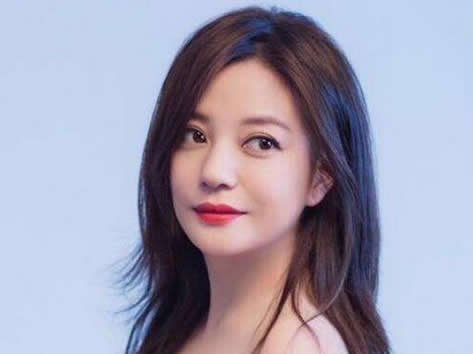 赵薇法国录节目无修图曝光 与舒淇为客人点餐忙不停（组图）