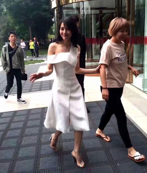 高圆圆穿白裙露香肩：镜头下颜值不减,女神范儿十足