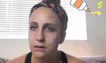 女星往脸上涂胶水：涂了100层胶水（图）