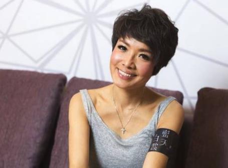 女星往脸上涂胶水：拍戏涂抹胶水,妹子涂了100层胶水