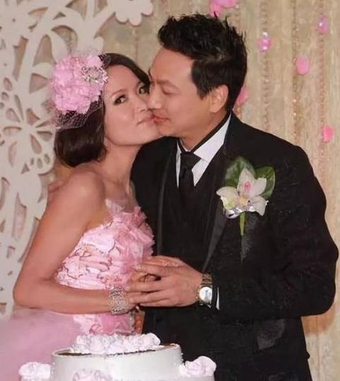 女星往脸上涂胶水：拍戏涂抹胶水,妹子涂了100层胶水