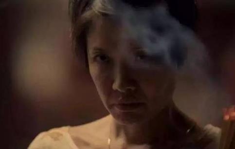 女星往脸上涂胶水：拍戏涂抹胶水,妹子涂了100层胶水