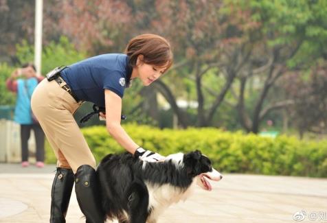 62岁刘晓庆穿制服：冻龄女神刘晓庆,牵着狗狗互动有爱