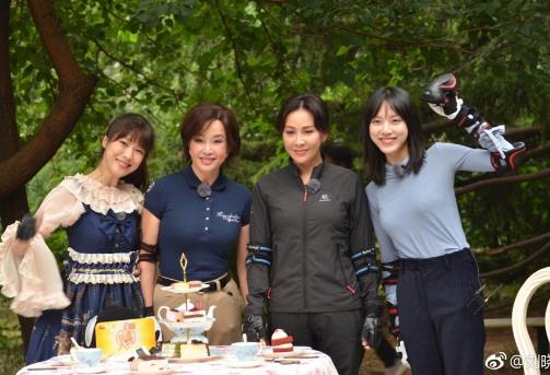 62岁刘晓庆穿制服：冻龄女神刘晓庆,牵着狗狗互动有爱