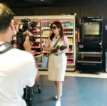 赵薇无修图曝光：赵薇舒淇法国录节目,肤白貌美