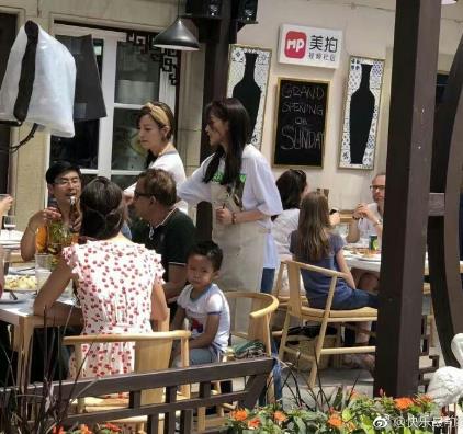 赵薇无修图曝光：赵薇舒淇法国录节目,肤白貌美